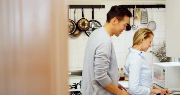 Pareja picando verduras en la cocina — Vídeo de stock