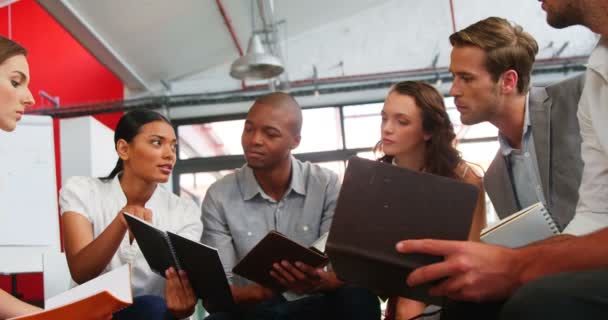 Ejecutivos de negocios que interactúan entre sí en reuniones — Vídeo de stock