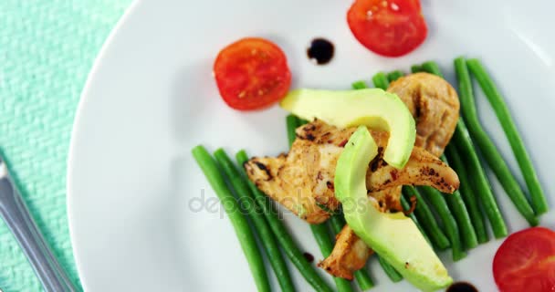 Verduras picadas decoradas en plato — Vídeo de stock