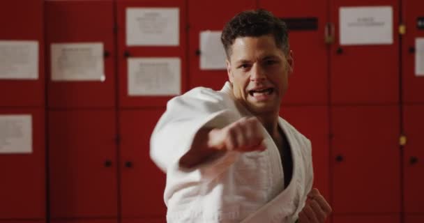 Hombre practicando karate — Vídeo de stock