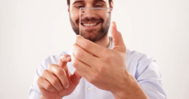 Hombre fingiendo usar el teléfono móvil — Vídeos de Stock