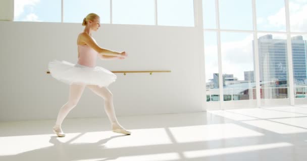 Μπαλαρίνα εν ενεργεία χορού μπαλέτου — Αρχείο Βίντεο