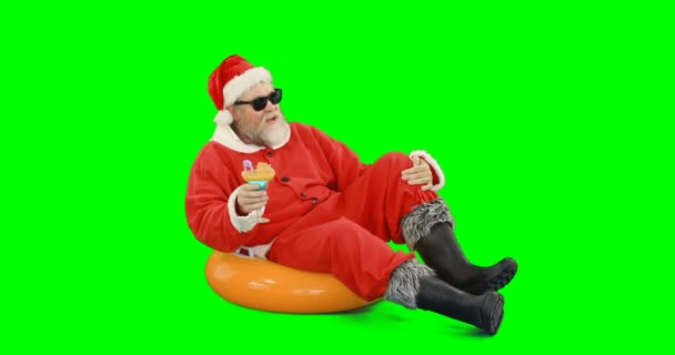 Kerstman met cocktail — Stockvideo