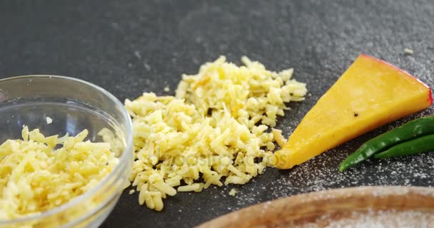 Harina en plato con especias y verduras — Vídeo de stock