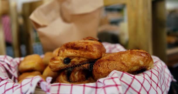 Primo piano del croissant nella sezione panetteria — Video Stock