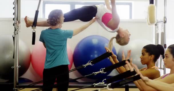 Женщины, занимающиеся в фитнес-студии — стоковое видео