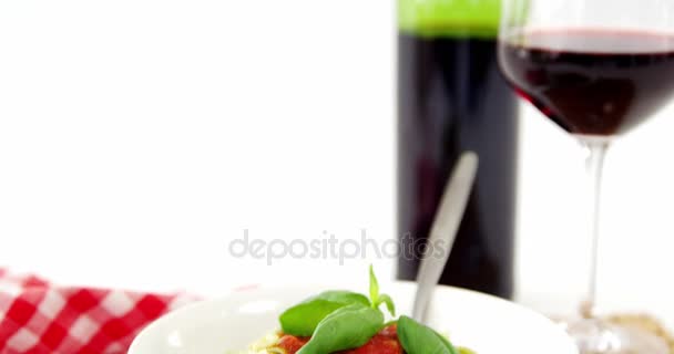 Bicchiere di vino rosso con pasta cotta — Video Stock