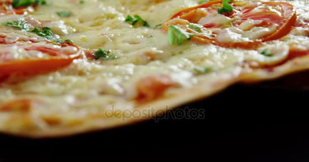 Ψημένη πίτσα με ντομάτα υλικά για γαρνίρισμα — Αρχείο Βίντεο
