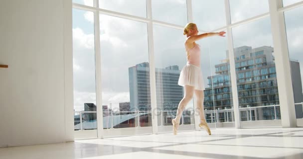 Bailarina practicando danza de ballet — Vídeo de stock