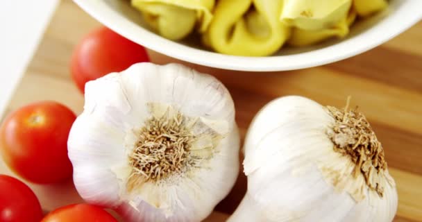 Garlic with bowl of pasta — Stock Video