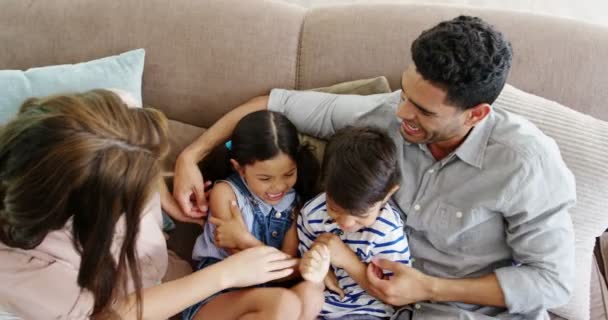 Familie sitzt auf Sofa und hat Spaß — Stockvideo