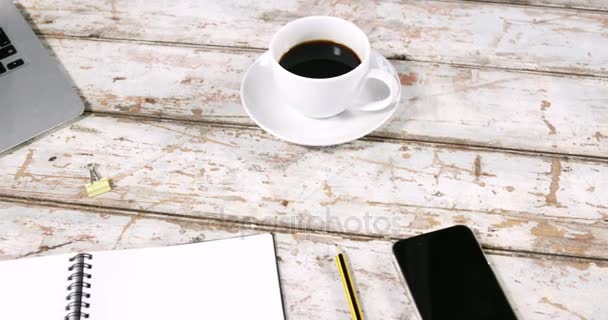 Xícara de chá, laptop, smartphone, diário e lápis — Vídeo de Stock