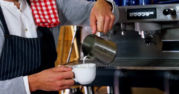 Ober gieten melk in de koffie — Stockvideo