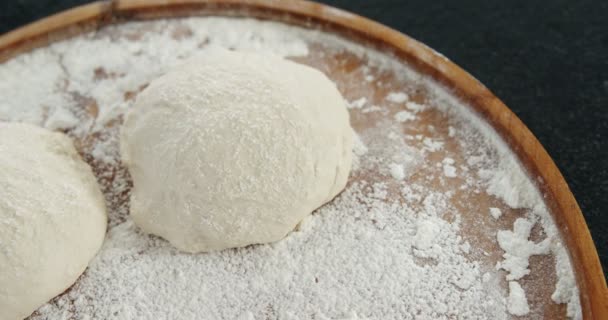 ピザ生地とプレートの小麦粉 — ストック動画