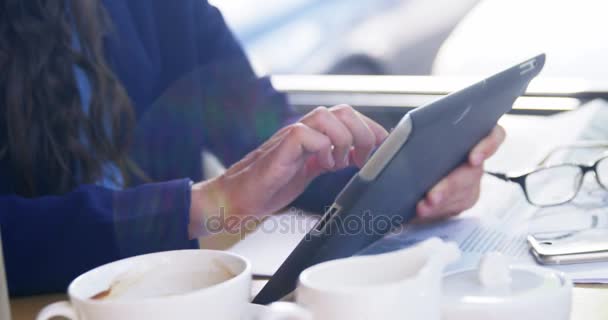 女商人使用平板电脑，喝杯咖啡 — 图库视频影像