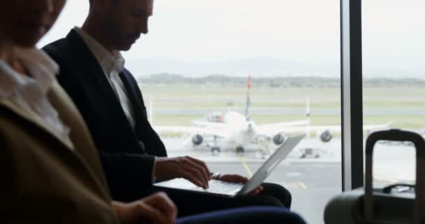 Pasażerowie korzystający z laptopów i telefonów komórkowych — Wideo stockowe