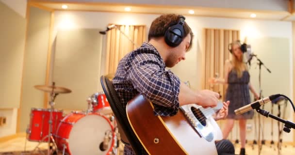 Banda de música actuando en un estudio — Vídeo de stock