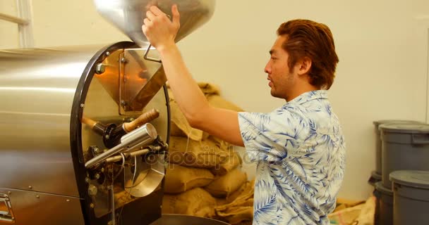 Человек с помощью кофе шлифовальный станок — стоковое видео