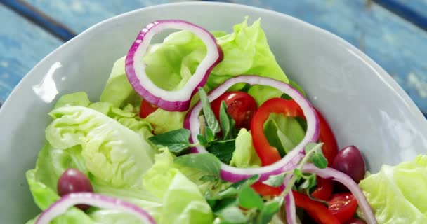 Свіжий салат у мисці — стокове відео
