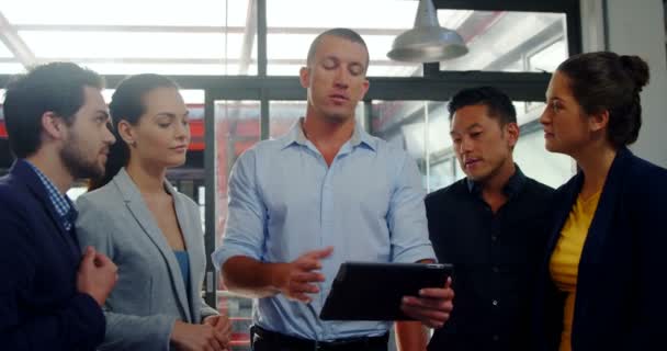 Бизнес-руководители обсуждают за цифровым планшетом — стоковое видео