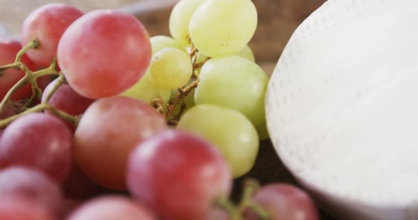 Сыр с оливками, грецкими орехами и виноградом — стоковое видео