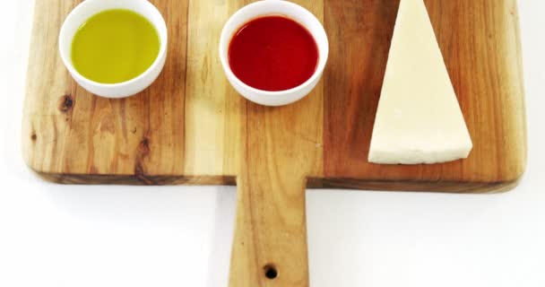 Rebanada de queso y salsa en la tabla de cortar — Vídeo de stock