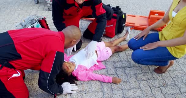 Matka płacze dla córki rannych na ulicy — Wideo stockowe