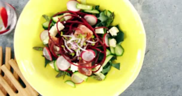 Ensalada en plato — Vídeo de stock