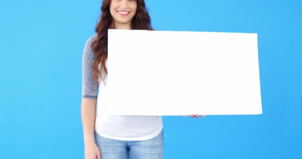 Женщина с пустым плакатом — стоковое видео