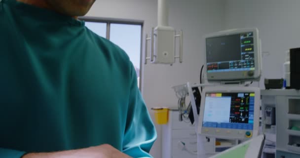 Хирург с помощью цифрового планшета в операционной — стоковое видео