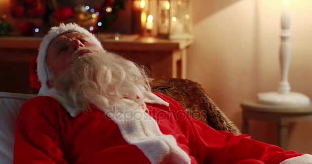 Санта Клаус спит на диване — стоковое видео