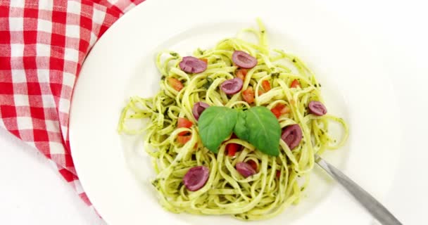 Close-up van gekookte pasta op de plaat — Stockvideo