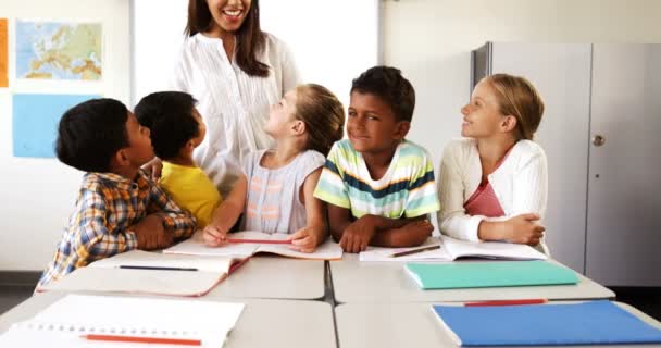 Enseignant et écoliers en classe — Video