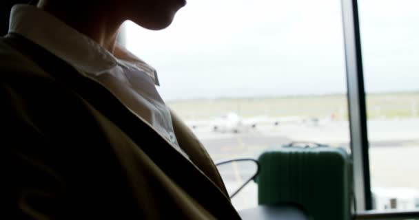 Businesswoman using laptop at airport — Stock Video