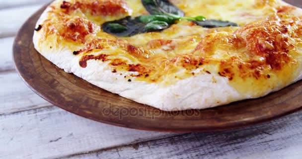Запечена піца на дерев'яній дошці — стокове відео