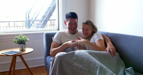 Hombre dando un regalo sorpresa a su mujer — Vídeos de Stock