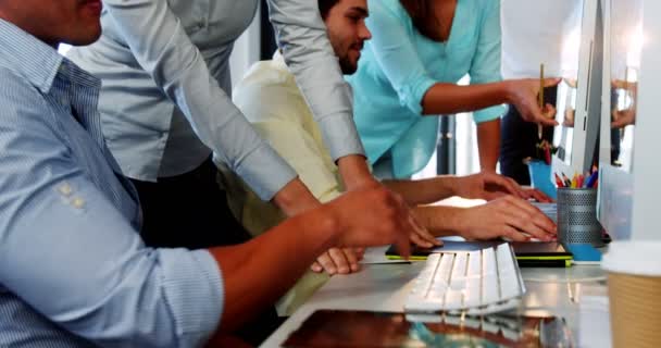 Ejecutivos de negocios que trabajan sobre la computadora — Vídeo de stock