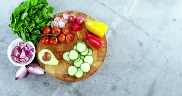 Chopped vegetables on chopping boar — Stock Video