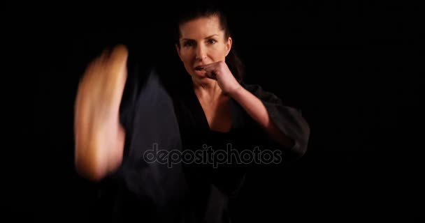 Karate gracz wykonujący karate stanowisko — Wideo stockowe