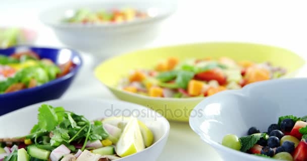 Variação de saladas em tigela — Vídeo de Stock