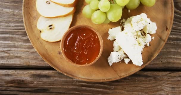 Сыр с грецкими орехами, виноградом и джемом — стоковое видео