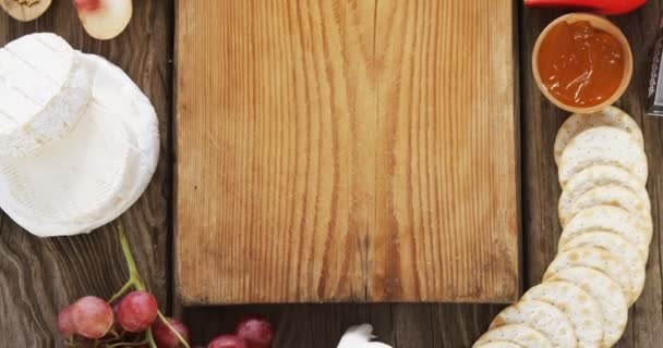 Различные продукты питания на деревянной доске — стоковое видео