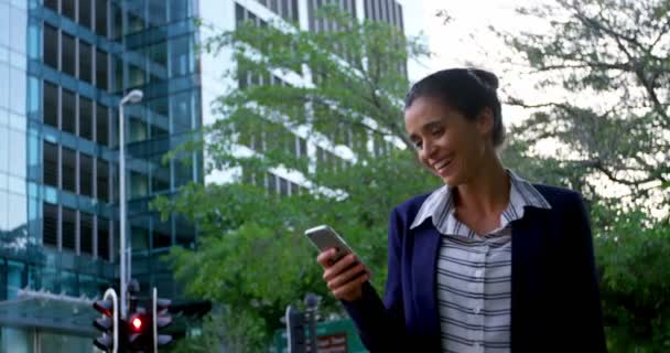 Businesswoman text messaging on phone — Stock Video