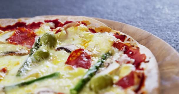 Pizza al horno con ingredientes vegetales — Vídeos de Stock