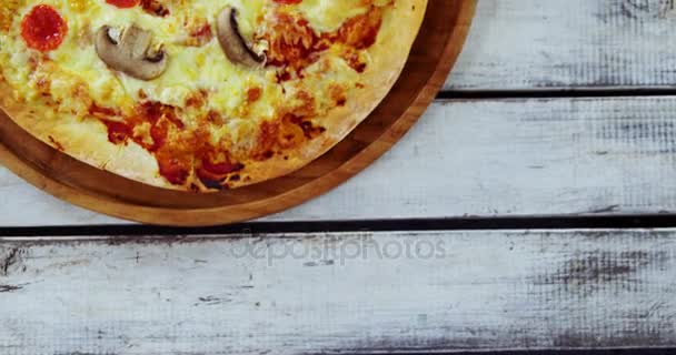Pizza al horno sobre tabla de madera — Vídeo de stock