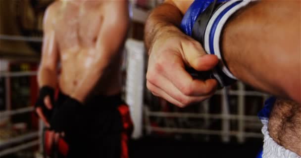 Boxers usando luvas de boxe no estúdio de fitness — Vídeo de Stock