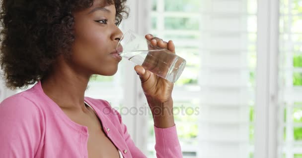 Frau trinkt Glas Wasser und lächelt — Stockvideo