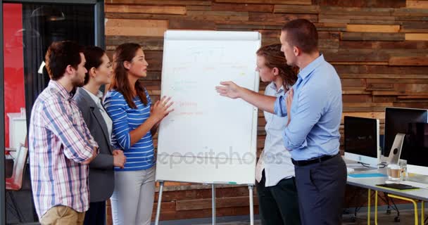 Företagsledare som diskuterar över whiteboard — Stockvideo