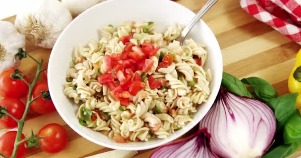 Cuenco de pasta cocida con tenedor — Vídeo de stock