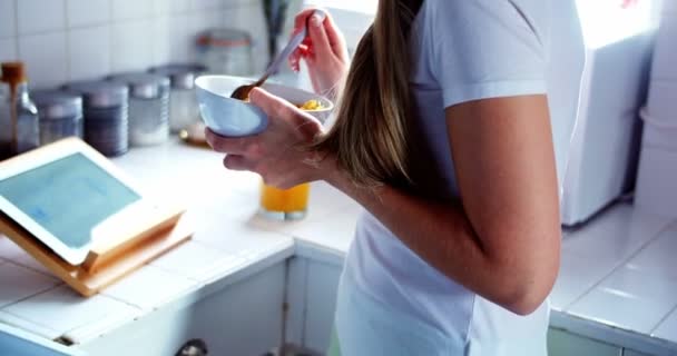 Woman using tablet while having breakfast — Stock Video